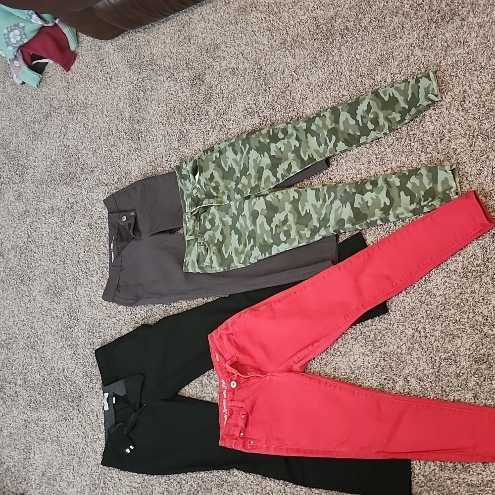 Lot of 4 ladies dress pants and capris size 6